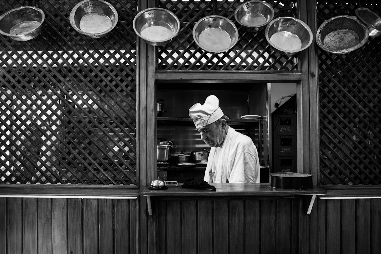 get-in-touch Black and white photo of a chef in a traditional kitchen setting in Bursa, Türkiye.